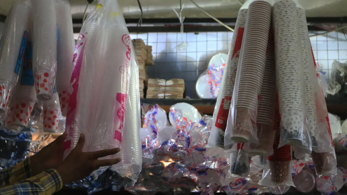 Warga berbelanja kebutuhan rumah tangga berbahan plastik di Pasar Johar, Semarang, Jawa Tengah, Senin (6/4/2026). (Nur Chamim/Jawa Pos Radar Semarang)