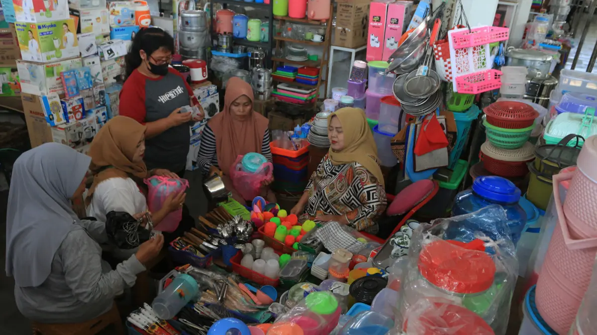 Warga berbelanja kebutuhan rumah tangga berbahan plastik di Pasar Johar, Semarang, Jawa Tengah, Senin (6/4/2026). (Nur Chamim/Jawa Pos Radar Semarang)