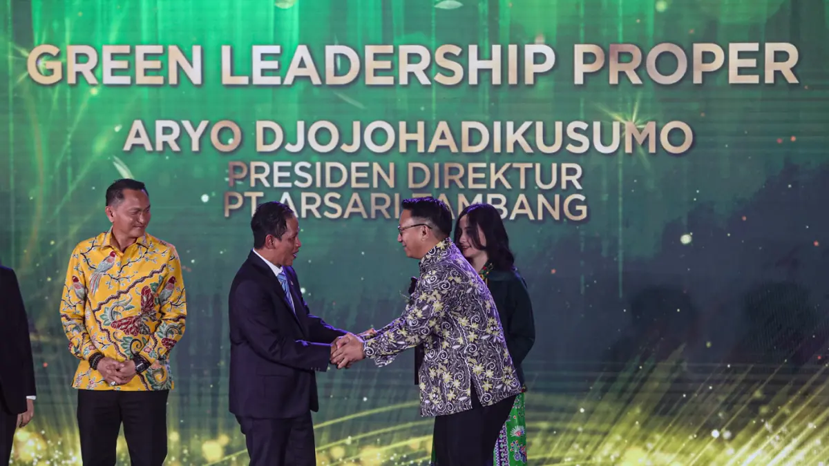 Direktur Utama Arsari Tambang, Aryo P. S. Djojohadikusumo (kanan) saat menerima penghargaan dari Menteri Lingkungan Hidup Hanif Faisol Nurofiq (tengah) didampingi Ketua Komisi XII DPR RI, Bambang Patijaya (kiri) dalam acara Anugerah Lingkungan PROPER 2025