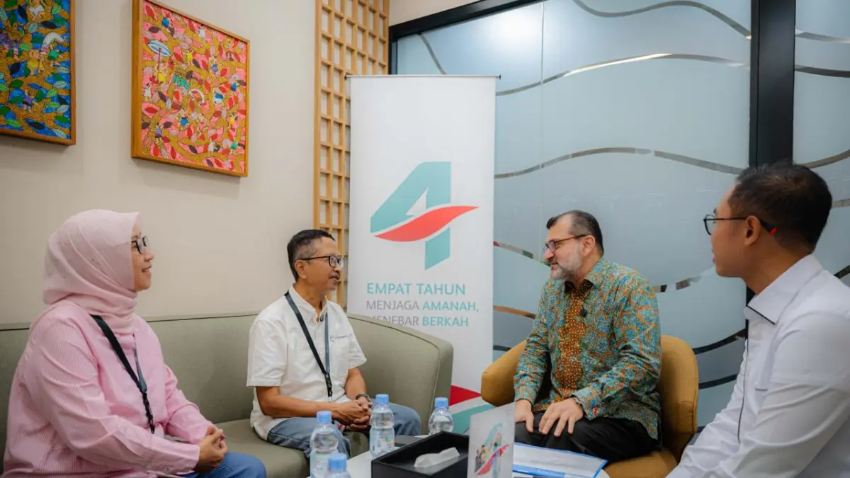 Ahmir ud Deen, Chief Operations Officer, Prudential Syariah berbincang bersama dengan Peserta Prudential Syariah saat rangkaian Milad ke-4 di PRUCenter, Kota Kasablanka, Jakarta.