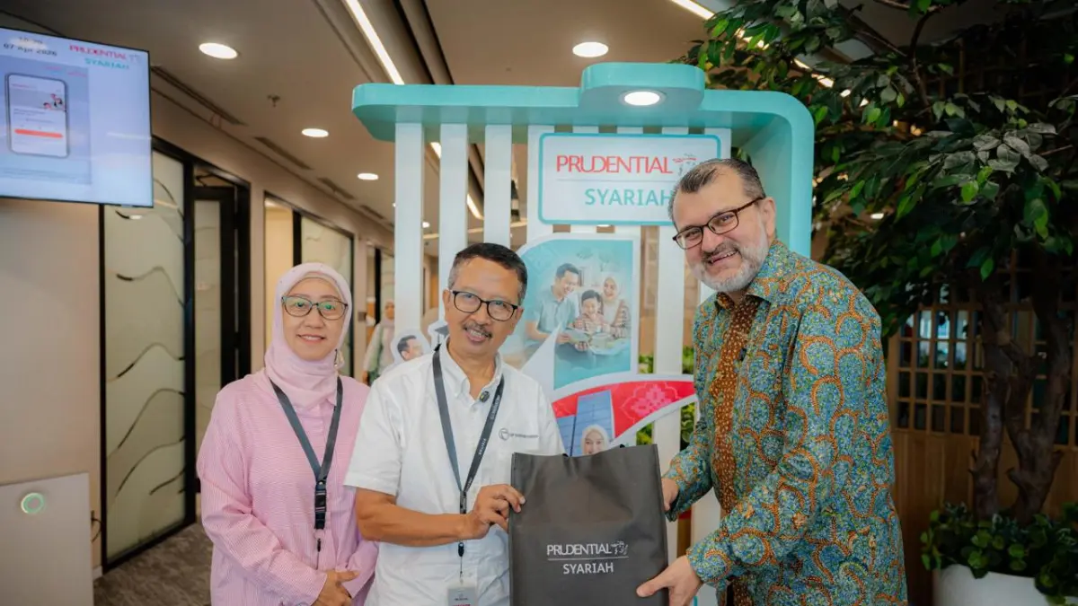 Ahmir ud Deen, Chief Operations Officer, Prudential Syariah bersama dengan Peserta Prudential Syariah di PRUCenter, Kota Kasablanka, Jakarta Selatan.