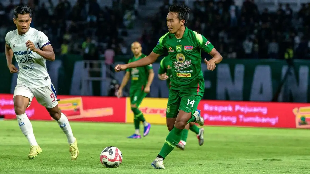 Aksi Riyan Ardiansyah saat membela Persebaya Surabaya dan menunjukkan performa impresif di sektor sayap. (Instagram @ardiansyahriyan17) - Image