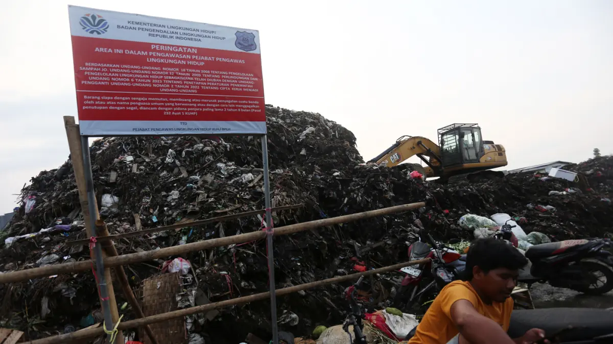 Alat berat melakukan pengangkutan gunungan sampah yang mengendap di Pasar Induk Kramat Jati, Jakarta Timur, Selasa (7/4/2026). (Dery Ridwansah/ JawaPos.com)