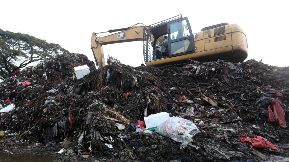 Alat berat melakukan pengangkutan gunungan sampah yang mengendap di Pasar Induk Kramat Jati, Jakarta Timur, Selasa (7/4/2026). (Dery Ridwansah/ JawaPos.com)