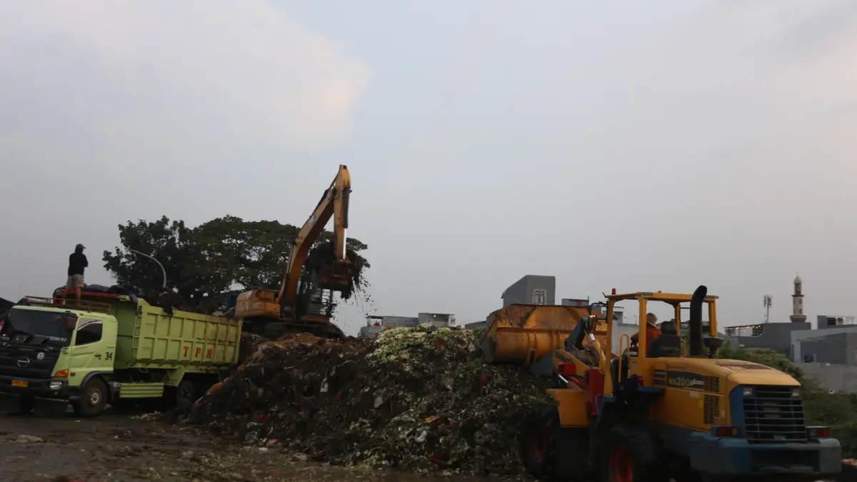 Gunungan Sampah di Pasar Kramat Jati - Image