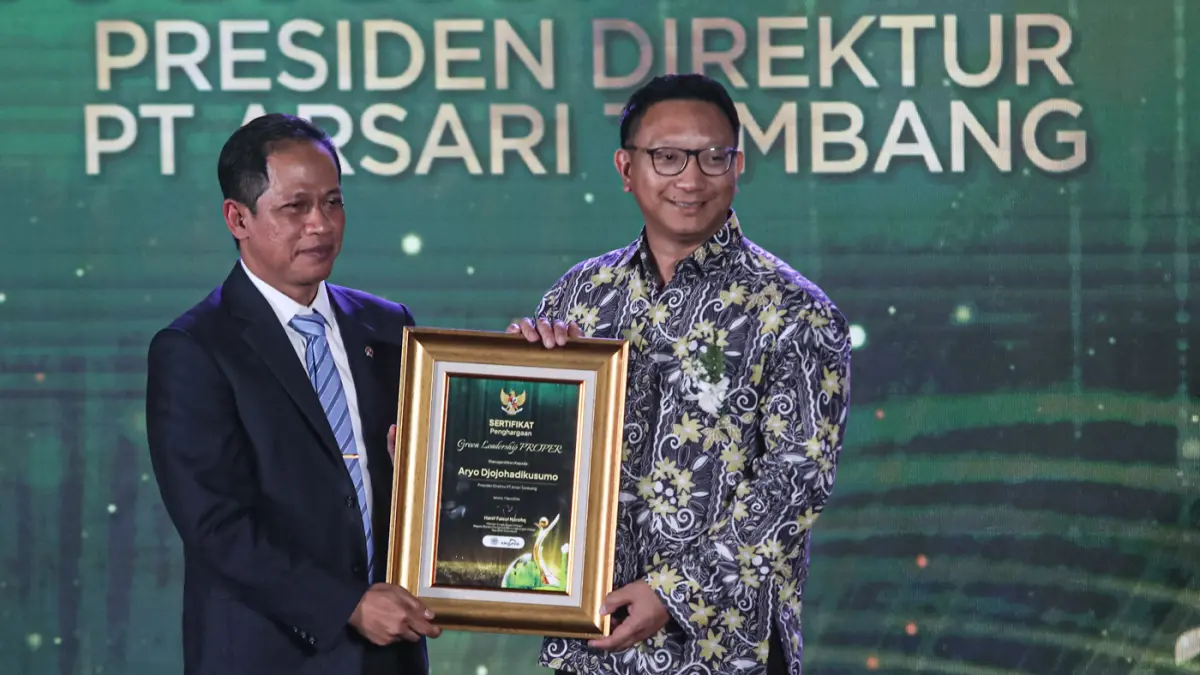 Direktur Utama Arsari Tambang, Aryo P. S. Djojohadikusumo (kanan) saat menerima penghargaan dari Menteri Lingkungan Hidup Hanif Faisol Nurofiq (kiri) dalam acara Anugerah Lingkungan PROPER 2025 di Jakarta, Selasa (7/4/2026). (Salman Toyibi/Jawa Pos)