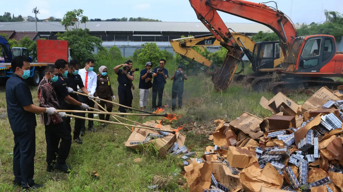 Kejaksaan Negeri (Kejari) Kota Semarang memusnahkan berbagai barang bukti perkara pidana yang telah berkekuatan hukum tetap, Selasa (7/4/2026). (Nur Chamim/Jawa Pos Radar Semarang)
