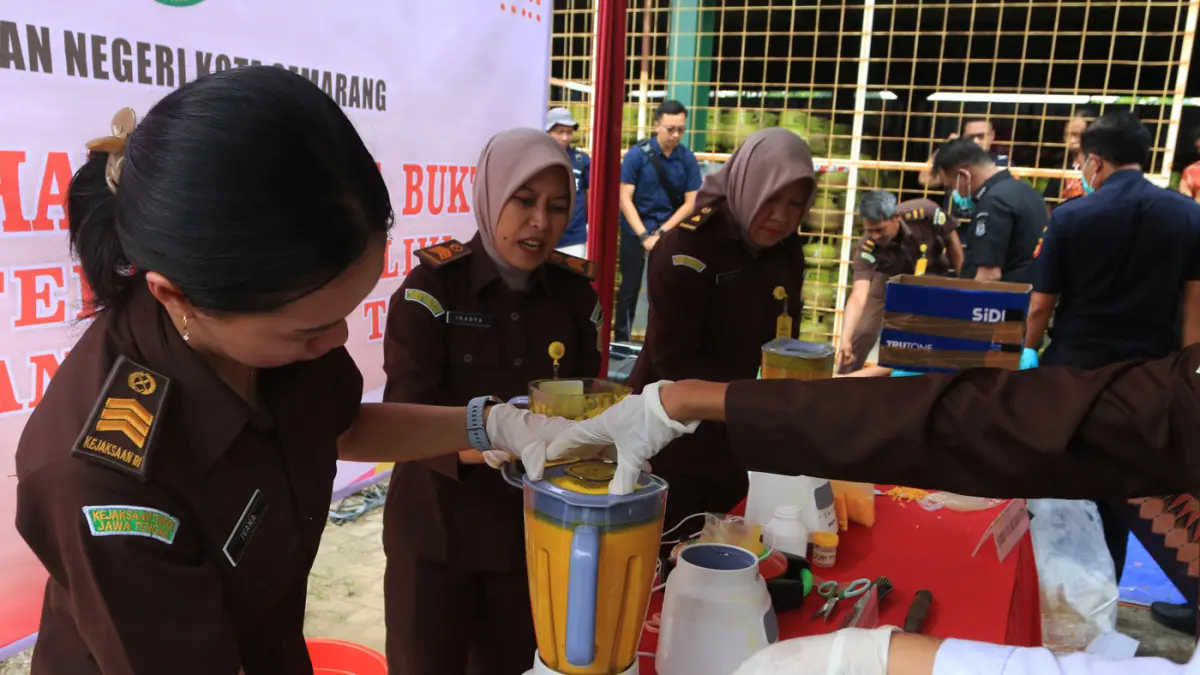 Kejaksaan Negeri (Kejari) Kota Semarang memusnahkan berbagai barang bukti perkara pidana yang telah berkekuatan hukum tetap, Selasa (7/4/2026). (Nur Chamim/Jawa Pos Radar Semarang)