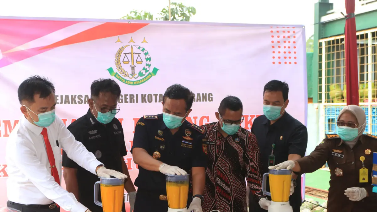 Kejaksaan Negeri (Kejari) Kota Semarang memusnahkan berbagai barang bukti perkara pidana yang telah berkekuatan hukum tetap, Selasa (7/4/2026). (Nur Chamim/Jawa Pos Radar Semarang)