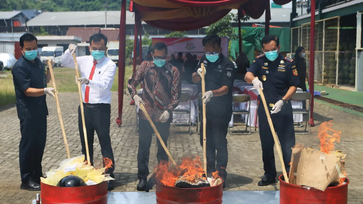 Kejaksaan Negeri (Kejari) Kota Semarang memusnahkan berbagai barang bukti perkara pidana yang telah berkekuatan hukum tetap, Selasa (7/4/2026). (Nur Chamim/Jawa Pos Radar Semarang)