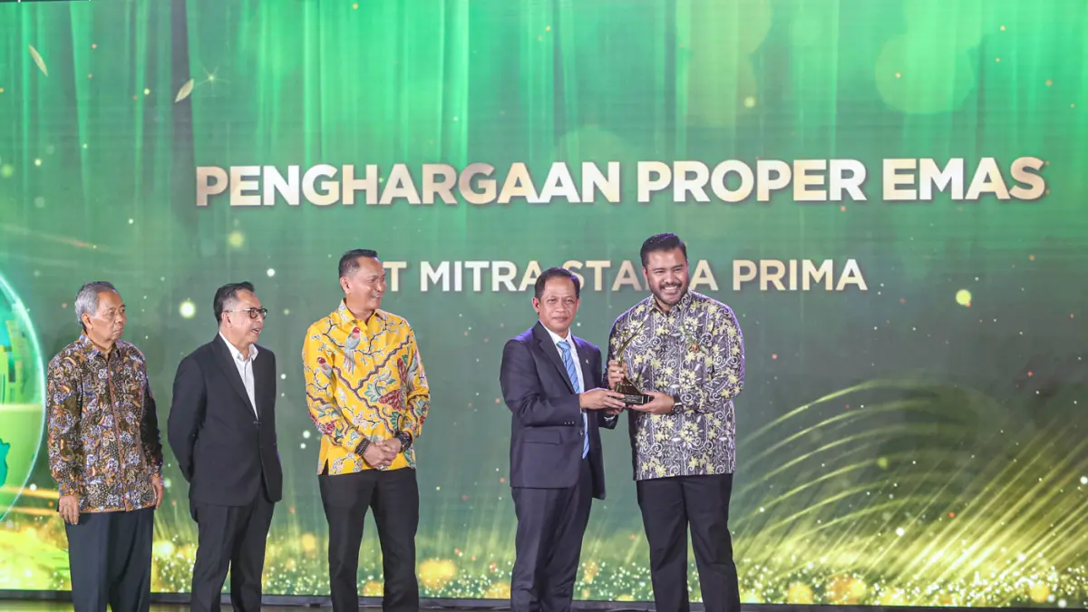 Komisaris Mitra Stania Prima (MSP), Harwendro Adityo Dewanto (kanan) saat menerima penghargaan dari Menteri Lingkungan Hidup Hanif Faisol Nurofiq (kedua kanan) dalam acara Anugerah Lingkungan PROPER 2025 di Jakarta, Selasa (7/4/2026). (Salman Toyibi/Jawa