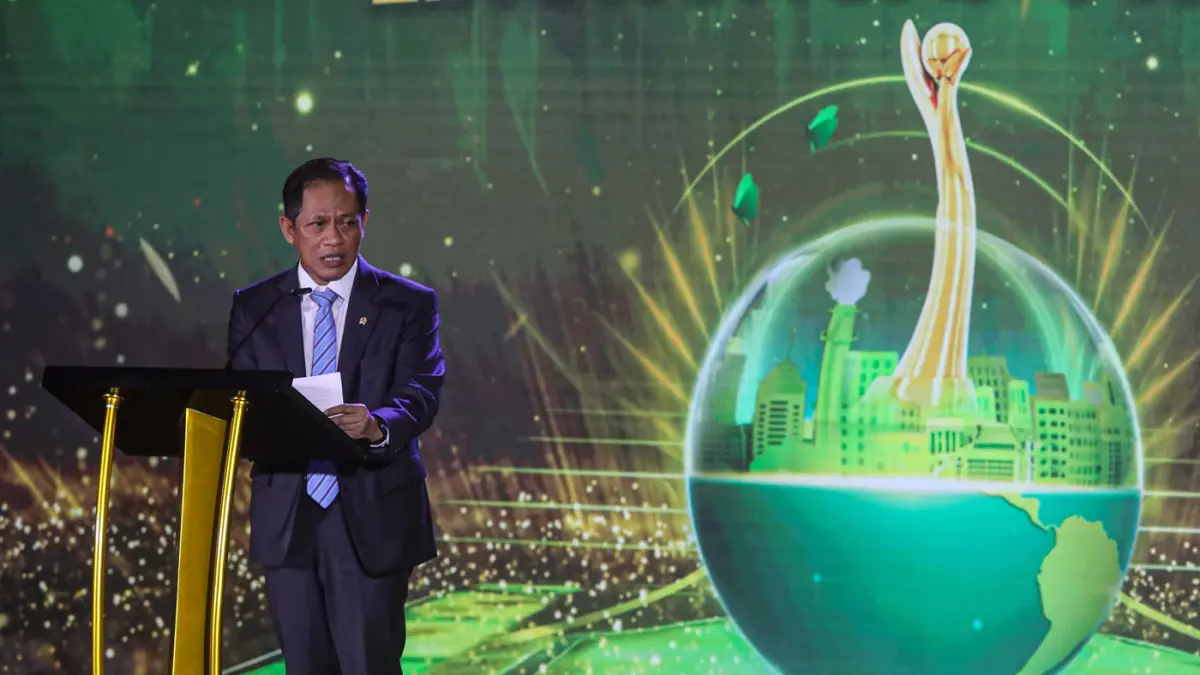 Menteri Lingkungan Hidup Hanif Faisol Nurofiq memberikan sambutan dalam acara Anugerah Lingkungan PROPER 2025 di Jakarta, Selasa (7/4/2026). (Salman Toyibi/Jawa Pos)