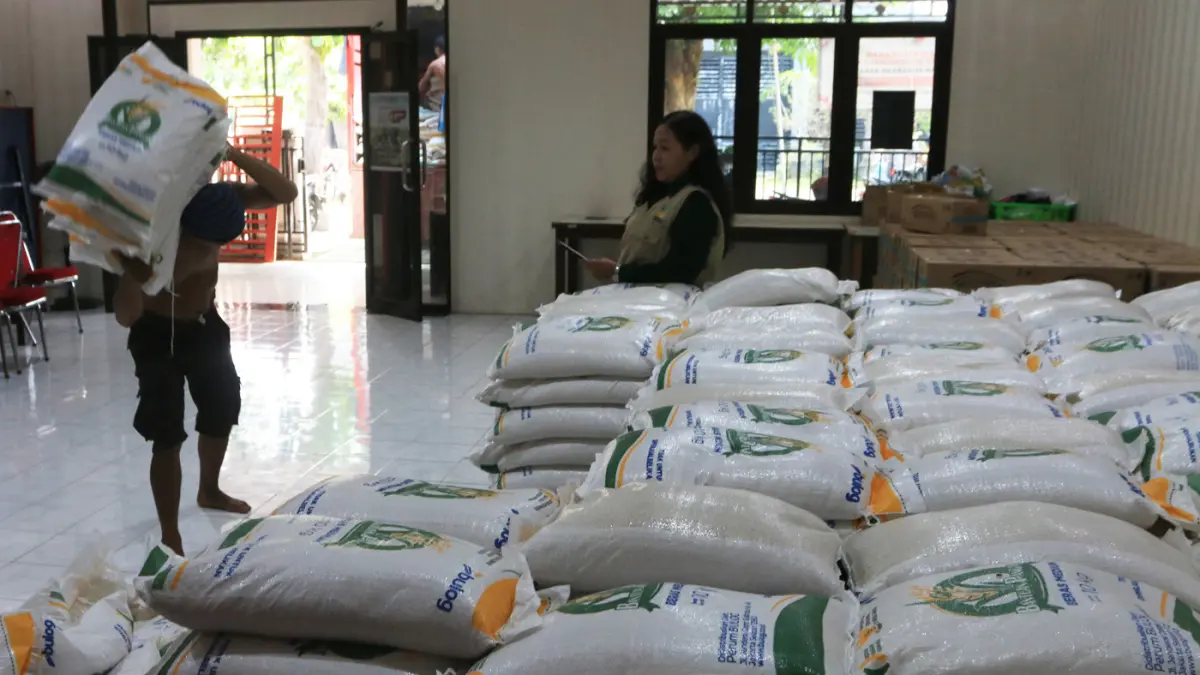 Pekerja mengangkut karung beras saat penyaluran bantuan pangan di Kantor Kelurahan Bojongsalaman, Semarang, Jawa Tengah, Selasa (7/4/2026). (Nur Chamim/Jawapos Radar Semarang)