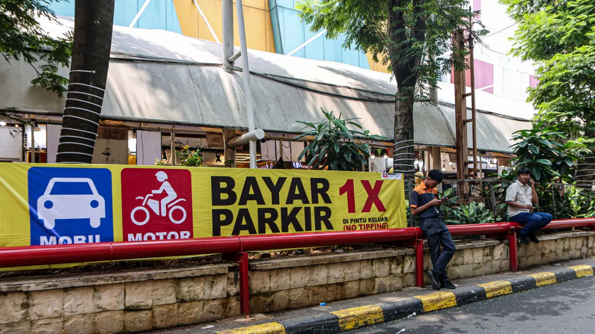 Sejumlah kendaraan motor dan mobil terparkir di Blok M Square, Jakarta, Selasa (07/04/2026). (Hanung Hambara/Jawa Pos)