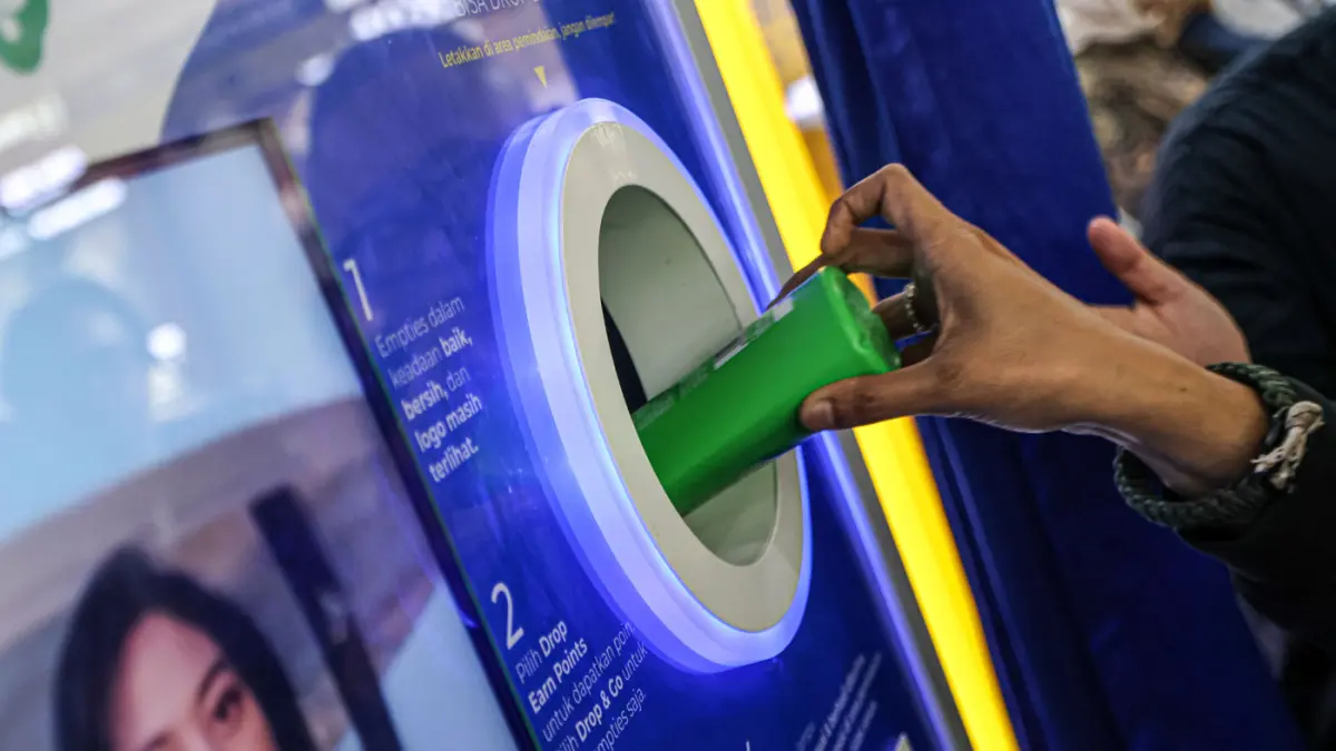 Sejumlah penumpang TransJakarta mengantri untuk memasukan sampah kosmetik ke mesin smart drop box sampah di Halte Transjakarta Cakra Selaras Wahana, Jakarta, Selasa (07/04/2026). (Hanung Hambara/Jawa Pos)