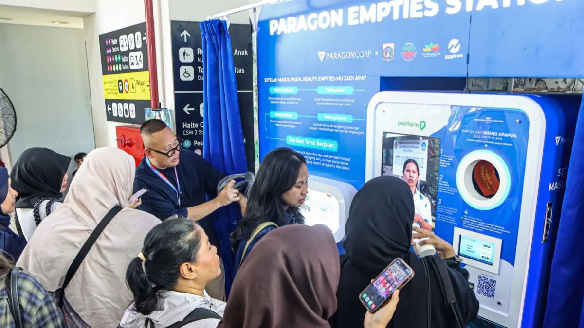 Sejumlah penumpang TransJakarta mengantri untuk memasukan sampah kosmetik ke mesin smart drop box sampah di Halte Transjakarta Cakra Selaras Wahana, Jakarta, Selasa (07/04/2026). (Hanung Hambara/Jawa Pos)