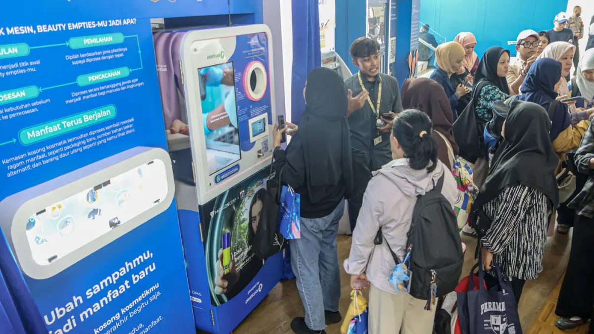 Sejumlah penumpang TransJakarta mengantri untuk memasukan sampah kosmetik ke mesin smart drop box sampah di Halte Transjakarta Cakra Selaras Wahana, Jakarta, Selasa (07/04/2026). (Hanung Hambara/Jawa Pos)