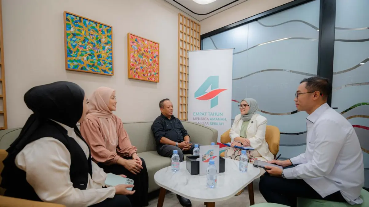 Vivin Arbianti Gautama bersama dengan Peserta Prudential Syariah di PRUCenter, Kota Kasablanka, Jakarta Selatan.