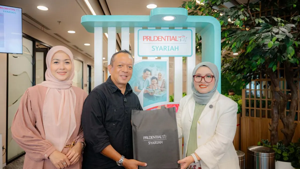 Vivin Arbianti Gautama, Chief Customer Marketing Officer, Prudential Syariah bersama dengan Peserta Prudential Syariah di PRUCenter, Kota Kasablanka, Jakarta Selatan