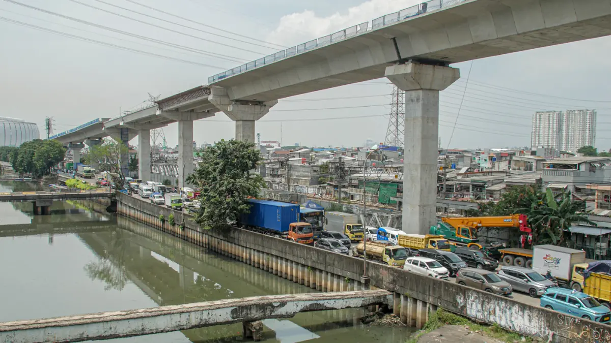 Kepadatan Lalu lintas di daerah Jakarta Utara, Jakarta, Rabu (08/04/2026). Badan Pusat Statistik mencatat DKI Jakarta menjadi provinsi terpadat penduduk pada 2026 dengan sebanyak 16.129 jiwa per kilometer persegi, jauh di atas angka nasional sebanyak 152