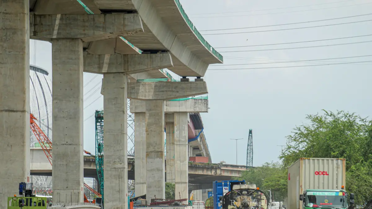 Kepadatan Lalu lintas di daerah Jakarta Utara, Jakarta, Rabu (08/04/2026). Badan Pusat Statistik mencatat DKI Jakarta menjadi provinsi terpadat penduduk pada 2026 dengan sebanyak 16.129 jiwa per kilometer persegi, jauh di atas angka nasional sebanyak 152