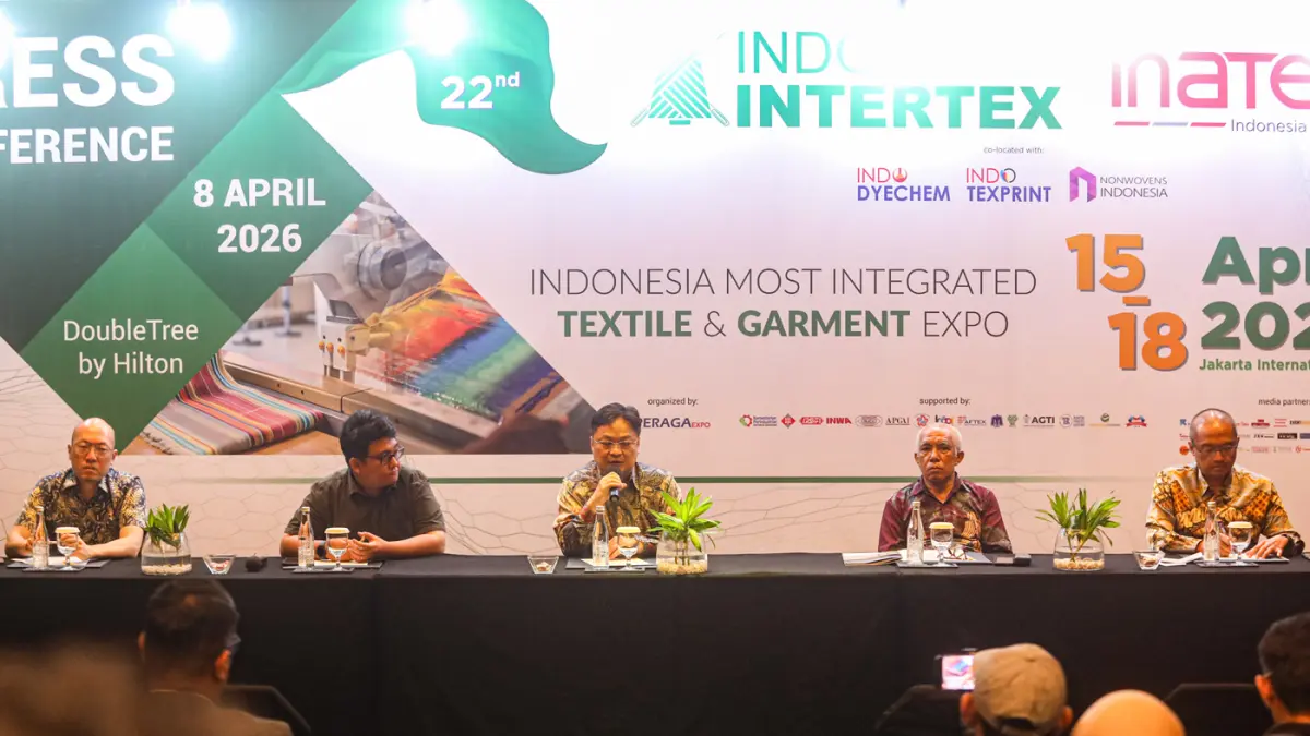 (kiri-kanan) Direktur Peraga Expo Paul Kingsen, Sekjend Apsyfi Farhan Aqil Syauqi, Ketua Umum API Jemmy Kartiwa Sastraatmadja, Ketua Umum, Kopi Grafika Indonesia Usman Batu Bara, Direktur Asia Pacific Rayon Aryo Oetomo memberikan keterangan penyelenggaraa