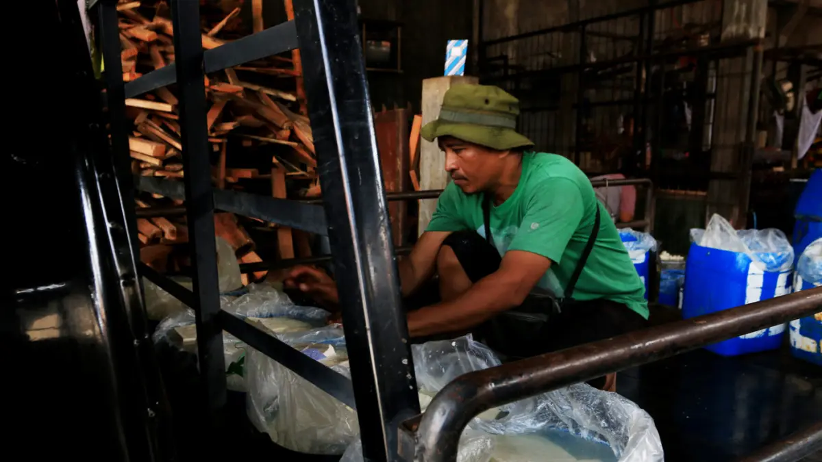 Aktivitas produksi tetap berjalan di pabrik tahu di Jalan Saputan, Kelurahan Jomblang, Kecamatan Candisari, Kota Semarang (8/4/2026). (Nur Chamim/Jawa Pos Radar Semarang)