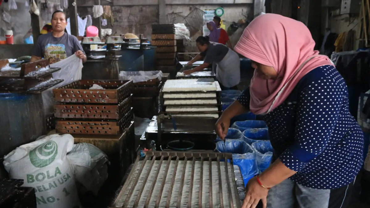 Aktivitas produksi tetap berjalan di pabrik tahu di Jalan Saputan, Kelurahan Jomblang, Kecamatan Candisari, Kota Semarang (8/4/2026). (Nur Chamim/Jawapos Radar Semarang)
