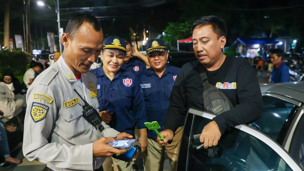 Digitalisasi Parkir Surabaya Diprotes Jukir, Eri Cahyadi: Nggak Mau Nurut Diganti! - Image