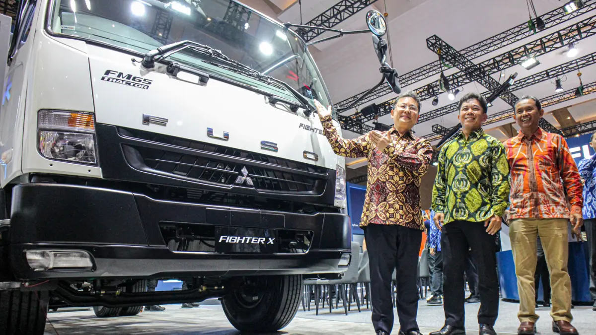 Dari kiri President Director PT KTB Daisuke Okamoto, Sales and Marketing Director PT. Krama Yudha Tiga Berlian Motors (KTB) Yosuke Odake dan Sales and Marketing Director PT. Krama Yudha Tiga Berlian Motors (KTB) Aji Jaya berfoto di depan truk Mitsubishi F