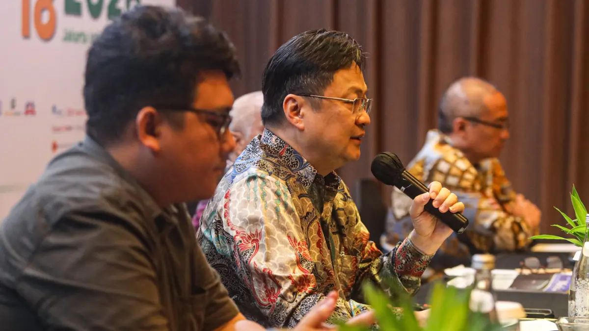 Ketua Umum API Jemmy Kartiwa Sastraatmadja memberikan keterangan penyelenggaraan pameran Indo Intertex & Inatex di Jakarta, Rabu (8/4/2026). (Salman Toyibi/Jawa Pos)