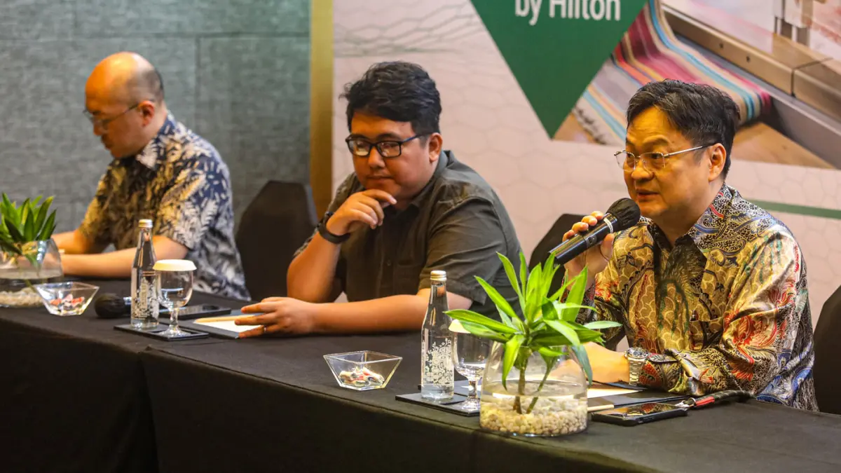 (kiri-kanan) Direktur Peraga Expo Paul Kingsen, Sekjend Apsyfi Farhan Aqil Syauqi, Ketua Umum API Jemmy Kartiwa Sastraatmadja memberikan keterangan penyelenggaraan pameran Indo Intertex & Inatex di Jakarta, Rabu (8/4/2026). (Salman Toyibi/Jawa Pos)