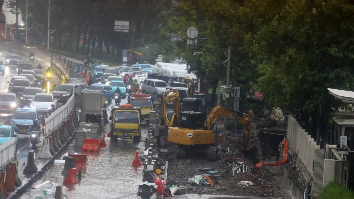 Pekerja menyelesaikan proyek revitalisasi trotoar di Jalan H.R. Rasuna Said, Jakarta, Rabu (8/4/2026). (Dery Ridwansah/ JawaPos.com)
