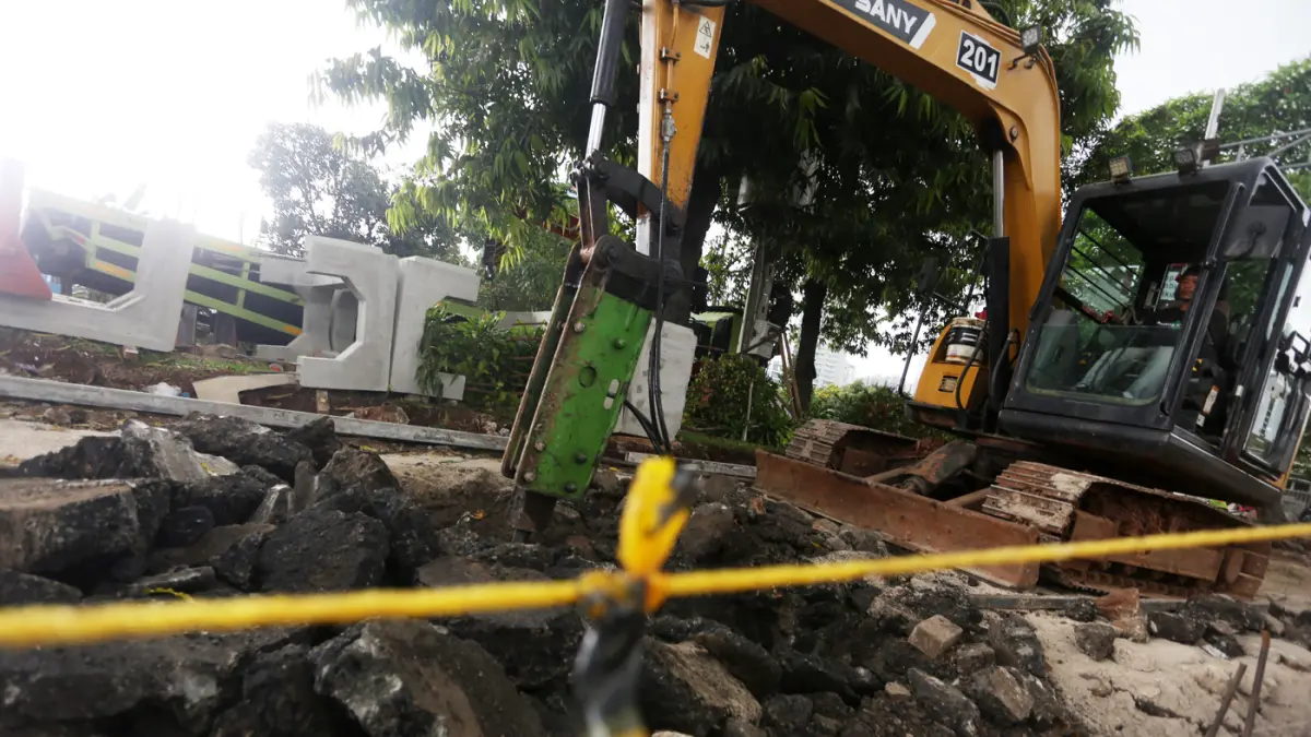 Pekerja menyelesaikan proyek revitalisasi trotoar di Jalan H.R. Rasuna Said, Jakarta, Rabu (8/4/2026). (Dery Ridwansah/ JawaPos.com)