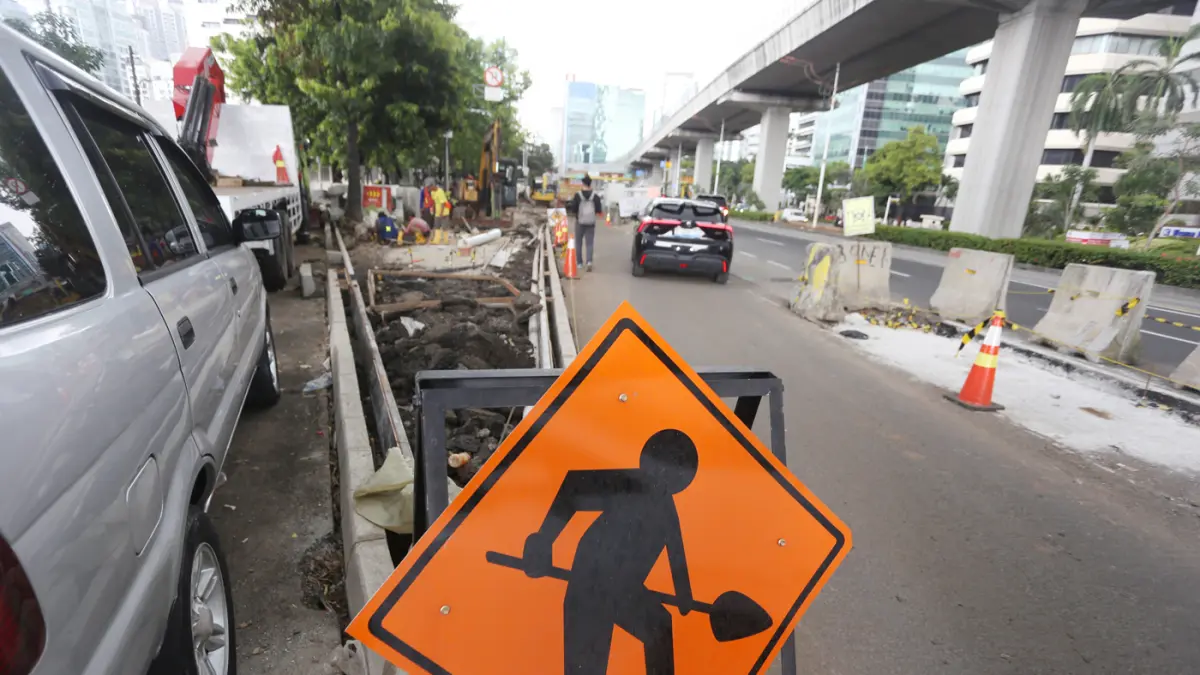Pekerja menyelesaikan proyek revitalisasi trotoar di Jalan H.R. Rasuna Said, Jakarta, Rabu (8/4/2026). (Dery Ridwansah/ JawaPos.com)