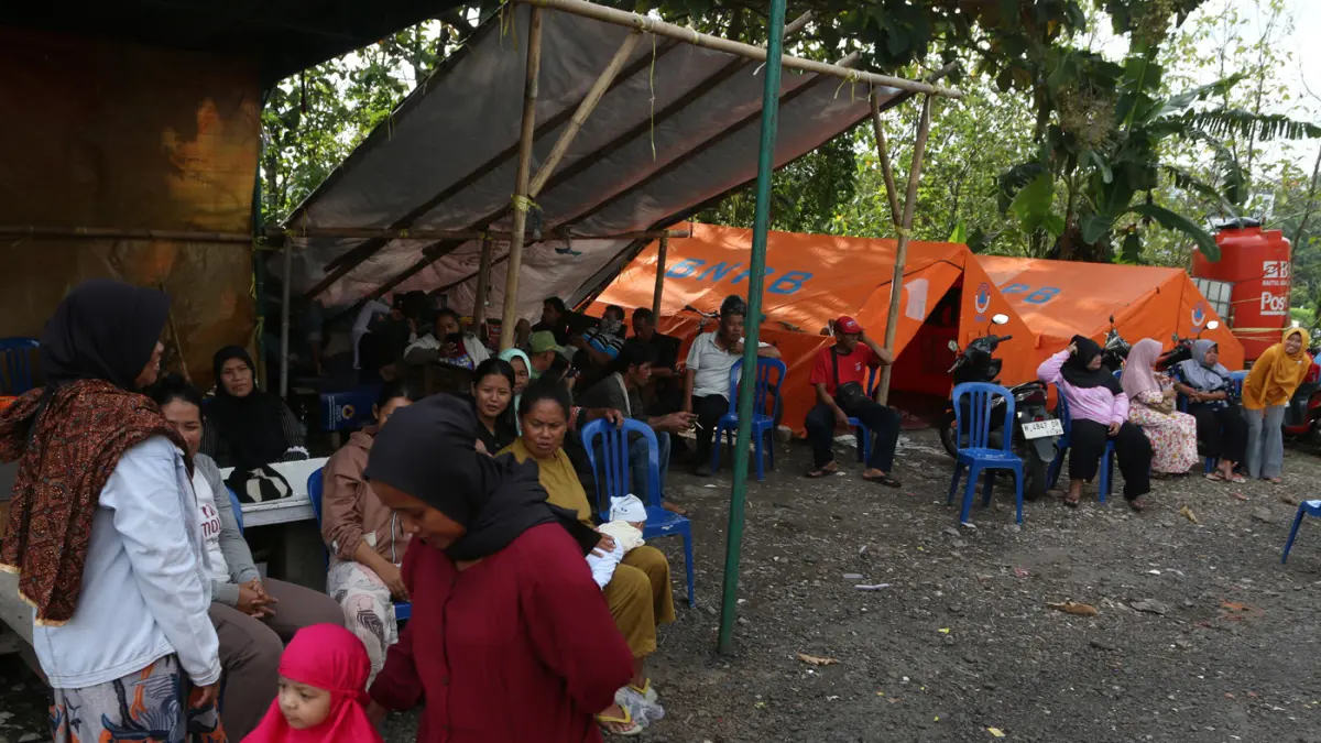 Pengungsi korban bencana geologi tanah bergerak di Kelurahan Jangli, Tembalang, Semarang, Jawa Tengah, Rabu (8/4/2026). (Nur Chamim/Jawa Pos Radar Semarang)