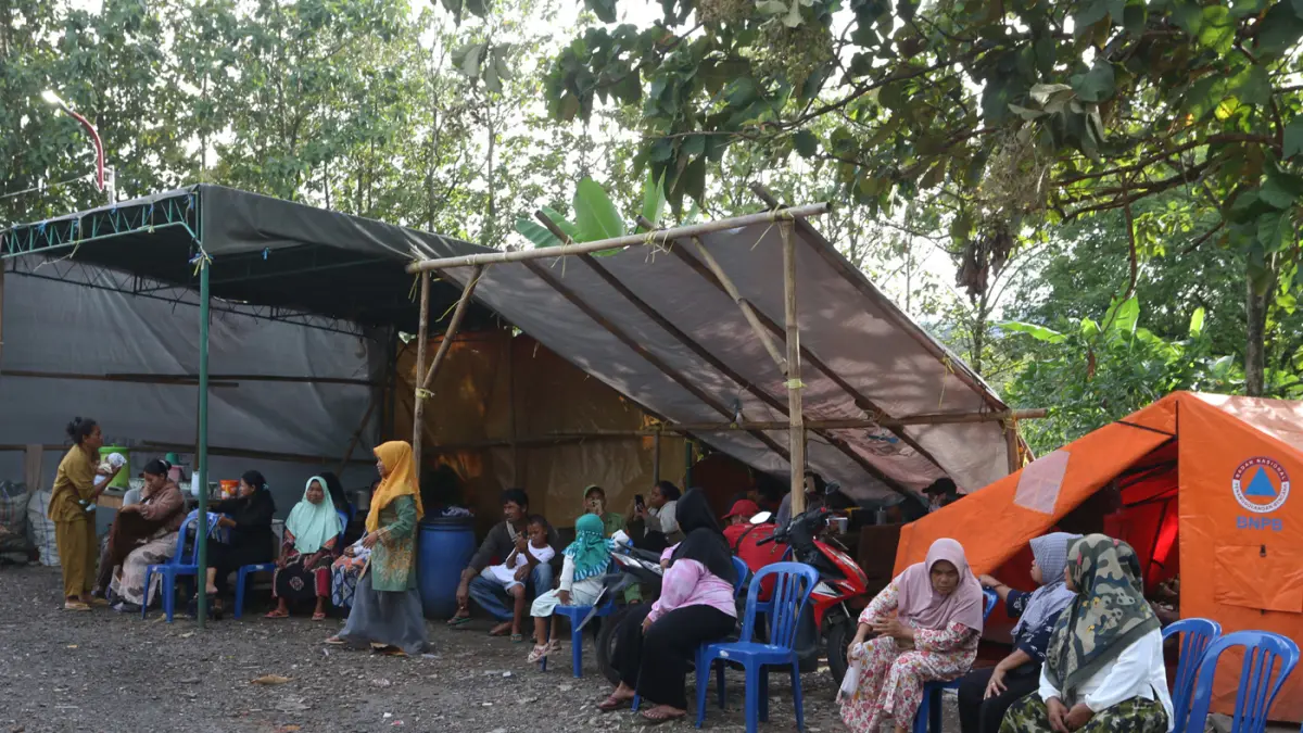 Pengungsi korban bencana geologi tanah bergerak di Kelurahan Jangli, Tembalang, Semarang, Jawa Tengah, Rabu (8/4/2026). (Nur Chamim/Jawa Pos Radar Semarang)