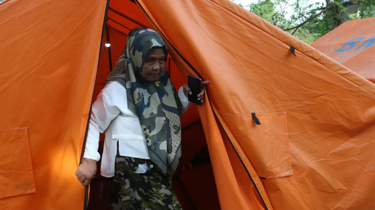 Pengungsi korban bencana geologi tanah bergerak di Kelurahan Jangli, Tembalang, Semarang, Jawa Tengah, Rabu (8/4/2026). (Nur Chamim/Jawa Pos Radar Semarang)