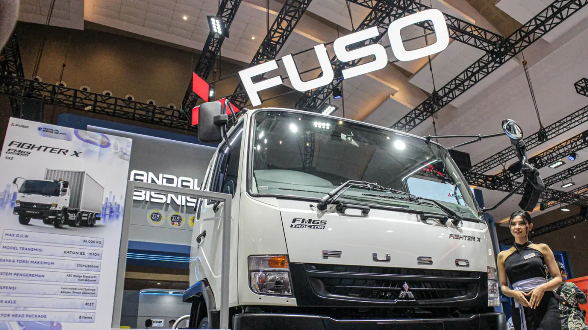 Pengunjung melihat booth Mitsubishi Fuso saat ajang GIICOMVEC di JIExpo, Jakarta, Rabu (08/04/2026). (Hanung Hambara/Jawa Pos)