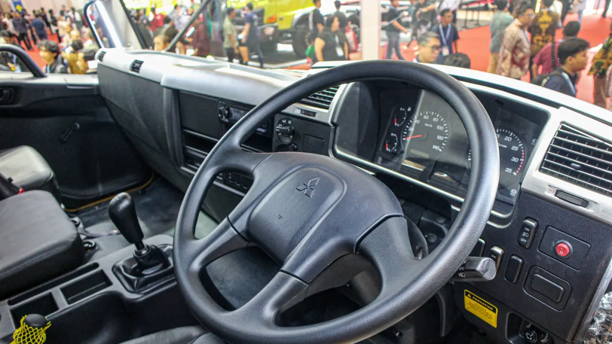 Pengunjung melihat booth Mitsubishi Fuso saat ajang GIICOMVEC di JIExpo, Jakarta, Rabu (08/04/2026). (Hanung Hambara/Jawa Pos)
