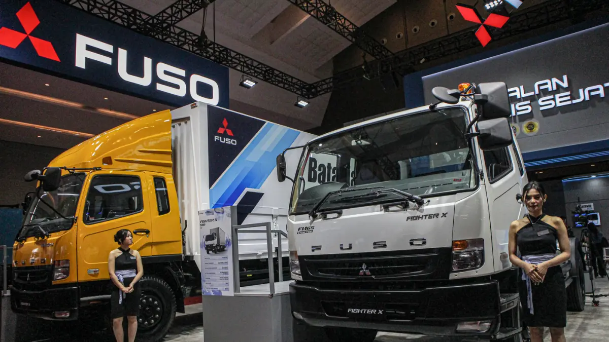 Pengunjung melihat booth Mitsubishi Fuso saat ajang GIICOMVEC di JIExpo, Jakarta, Rabu (08/04/2026). (Hanung Hambara/Jawa Pos)