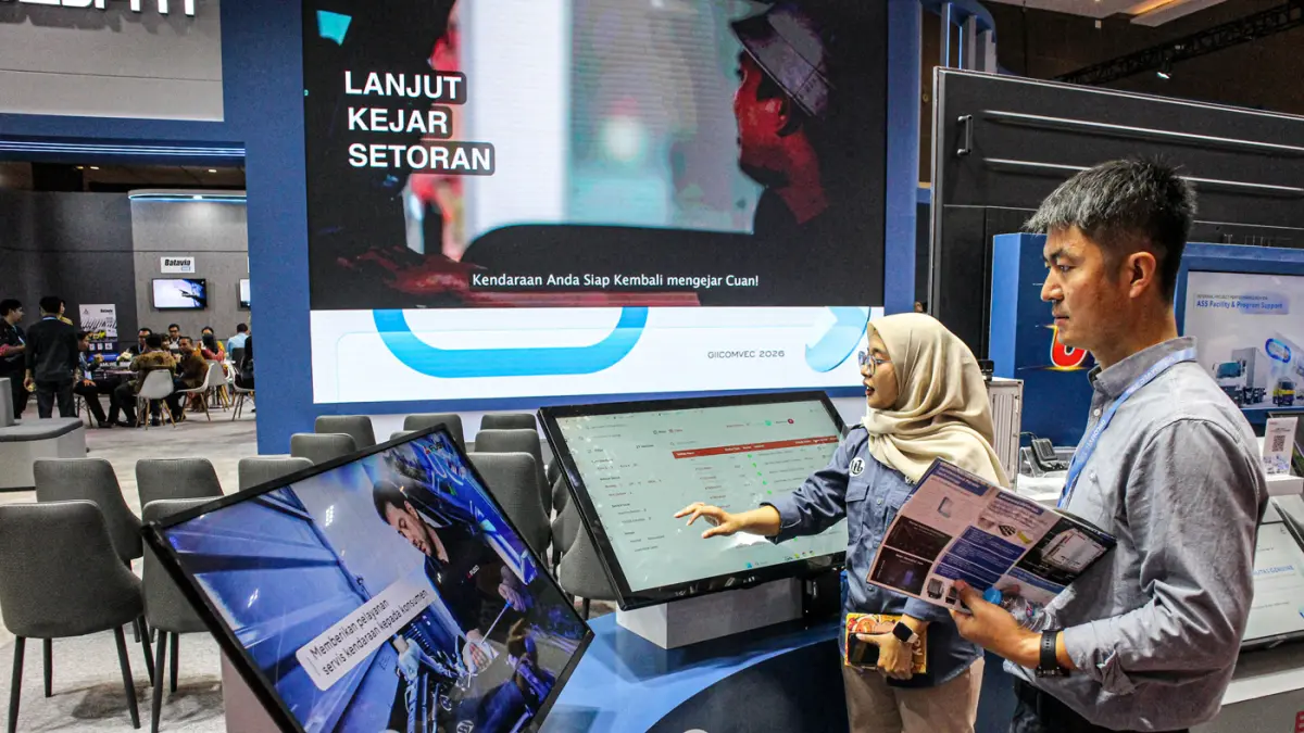Pengunjung melihat booth Mitsubishi Fuso saat ajang GIICOMVEC di JIExpo, Jakarta, Rabu (08/04/2026). (Hanung Hambara/Jawa Pos)