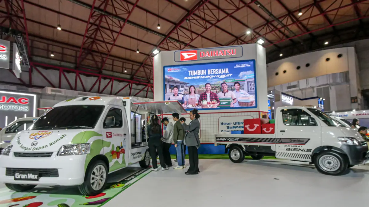 Pengunjung melihat produk di booth Daihatsu dalam pameran GIICOMVEC 2026 di JIExpo, Jakarta, Rabu (08/04/2026). (Hanung Hambara/Jawa Pos)