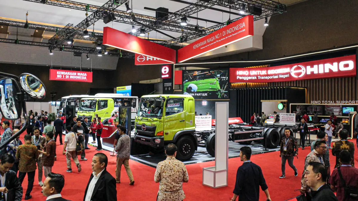 Pengunjung melihat produk di booth Hino dalam pameran GIICOMVEC 2026 di JIExpo, Jakarta, Rabu (08/04/2026). (Hanung Hambara/Jawa Pos)