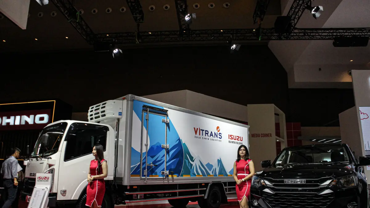 Pengunjung melihat produk di booth Isuzu dalam pameran GIICOMVEC 2026 di JIExpo, Jakarta, Rabu (08/04/2026). (Hanung Hambara/Jawa Pos)