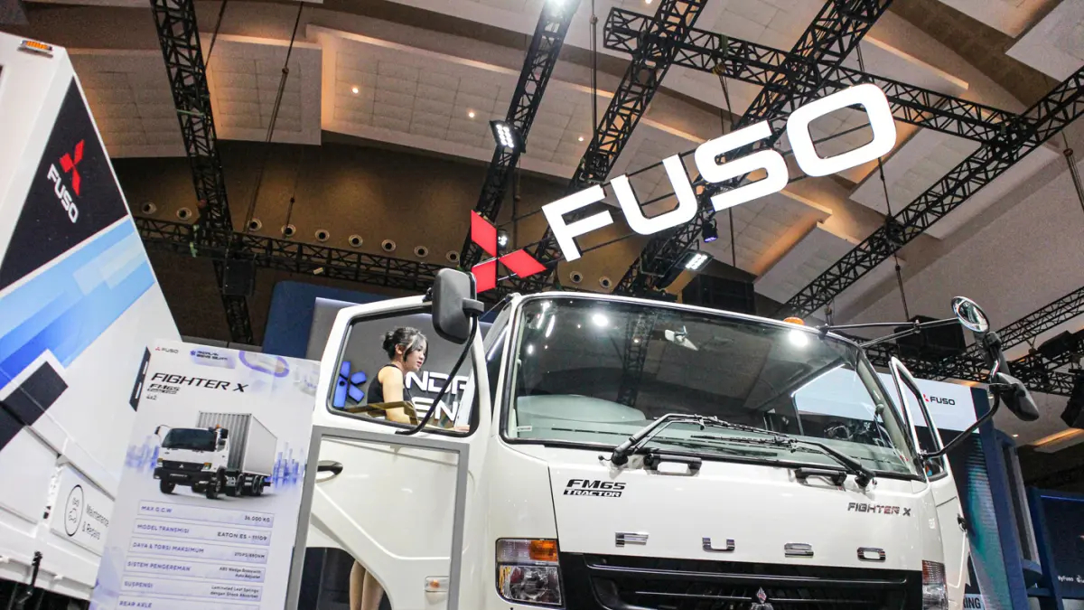 Pengunjung melihat produk di booth Mitsubishi Fuso dalam pameran GIICOMVEC 2026 di JIExpo, Jakarta, Rabu (08/04/2026). (Hanung Hambara/Jawa Pos)