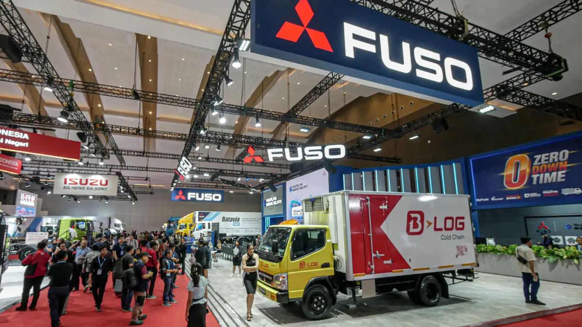 Pengunjung melihat produk di booth Mitsubishi Fuso dalam pameran GIICOMVEC 2026 di JIExpo, Jakarta, Rabu (08/04/2026). (Hanung Hambara/Jawa Pos) - Image