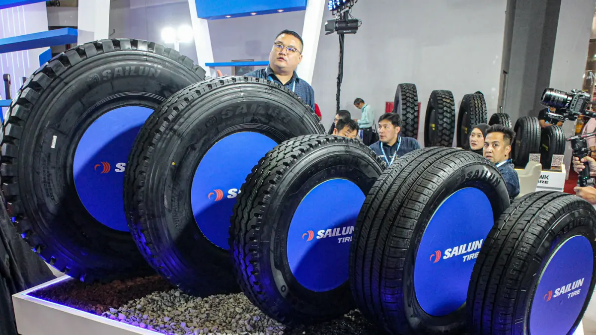 Pengunjung melihat produk di booth Sailun Tire dalam pameran GIICOMVEC 2026 di JIExpo, Jakarta, Rabu (08/04/2026). (Hanung Hambara/Jawa Pos)