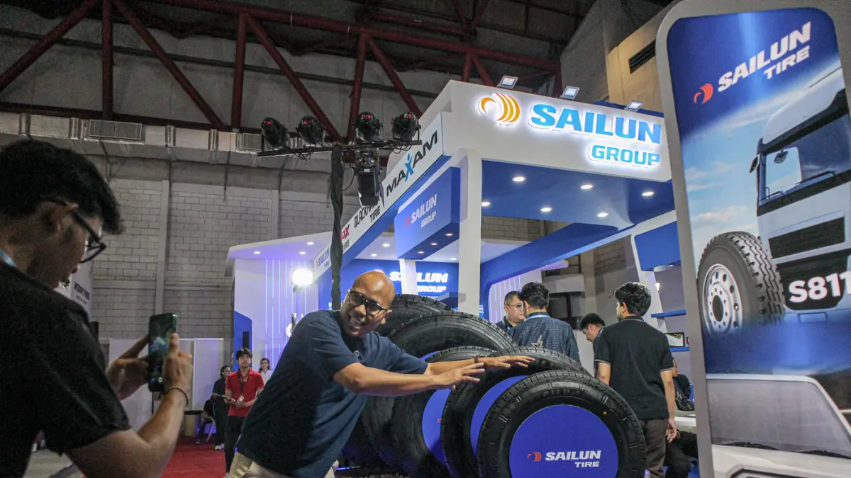 Pengunjung melihat produk di booth Sailun Tire dalam pameran GIICOMVEC 2026 di JIExpo, Jakarta, Rabu (08/04/2026). (Hanung Hambara/Jawa Pos)