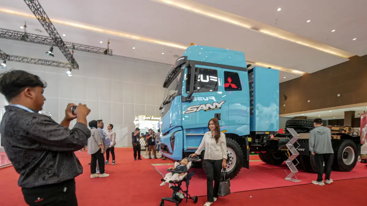Pengunjung melihat produk di booth Sany dalam pameran GIICOMVEC 2026 di JIExpo, Jakarta, Rabu (08/04/2026). (Hanung Hambara/Jawa Pos)